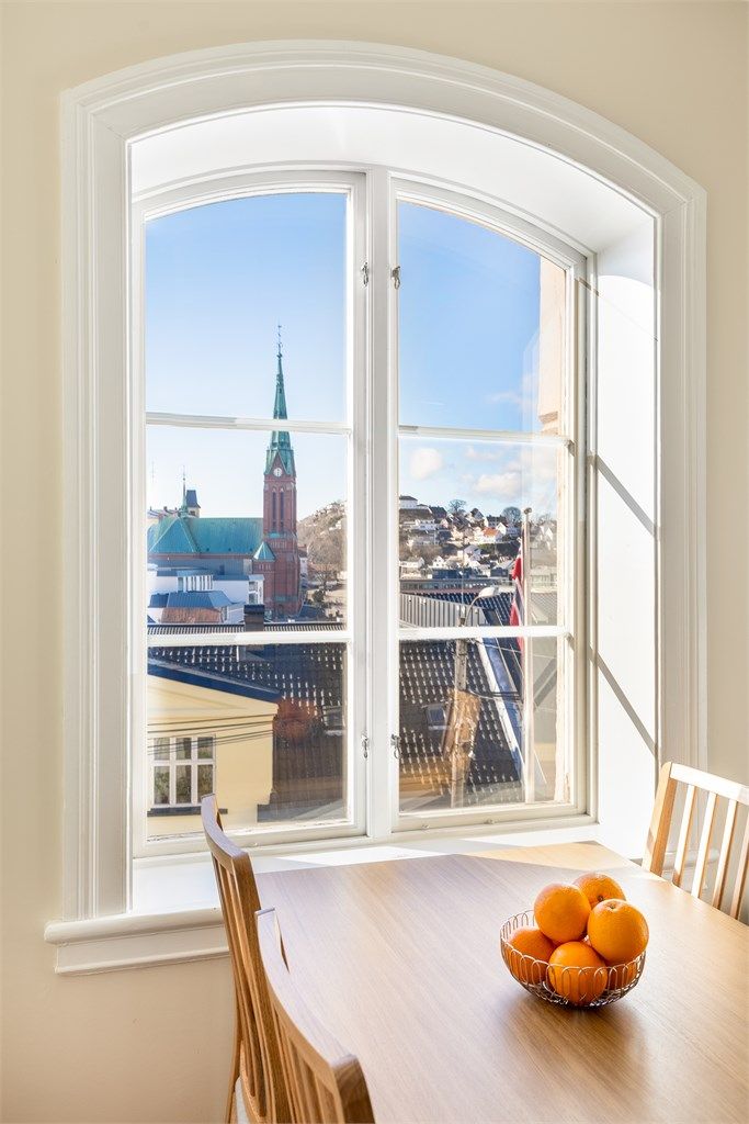 Spiseplassen på kjøkkenet har utsikt mot sentrum.