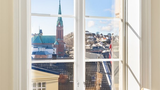 Spiseplassen på kjøkkenet har utsikt mot sentrum.