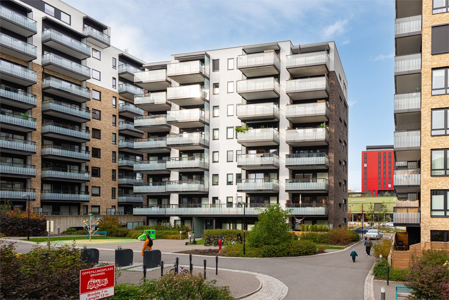 Moderne boligbygg fra 2020 forblendet med teglstein og fasadeplater.