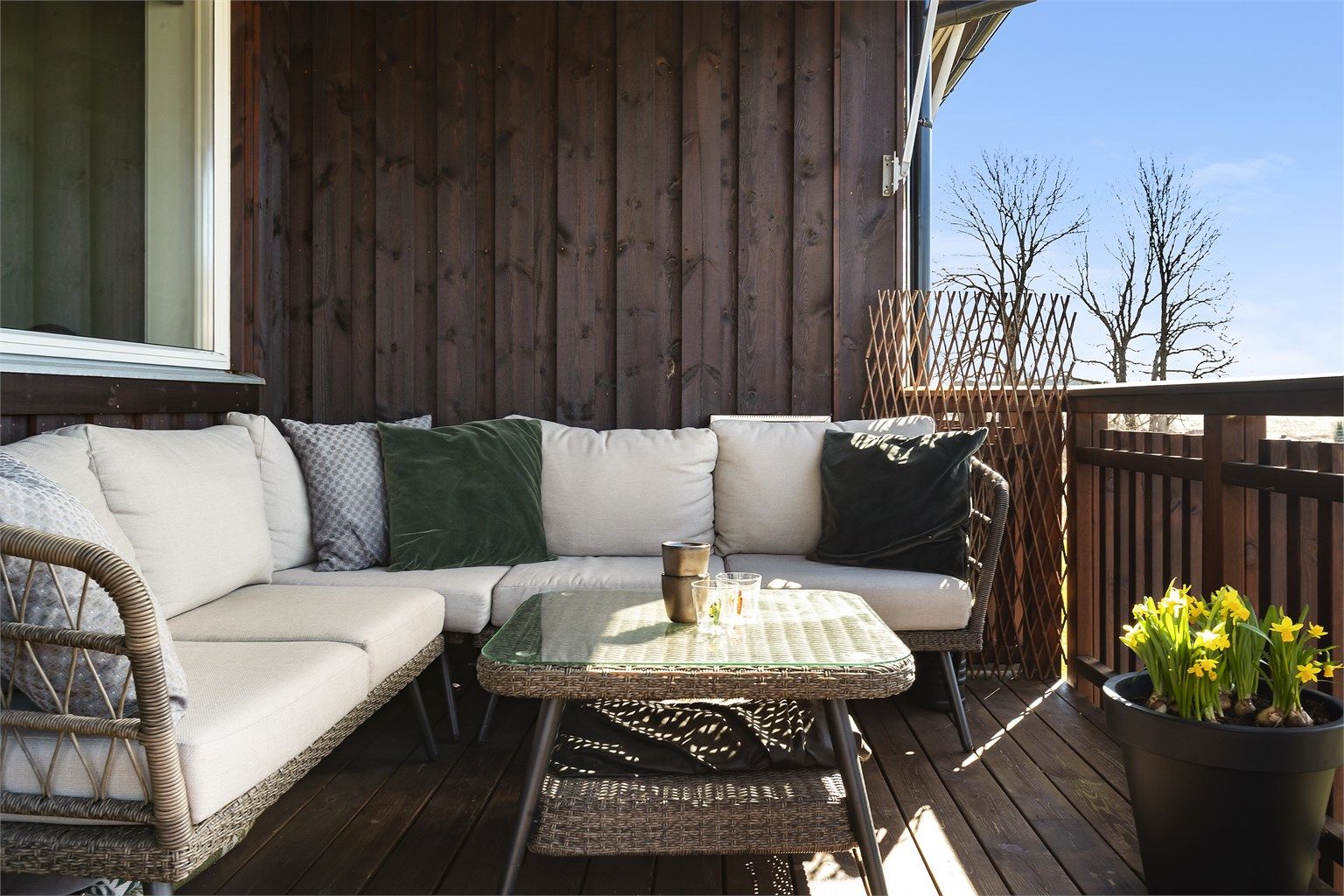 Verandaen har god plass til en hyggelig sittegruppe.