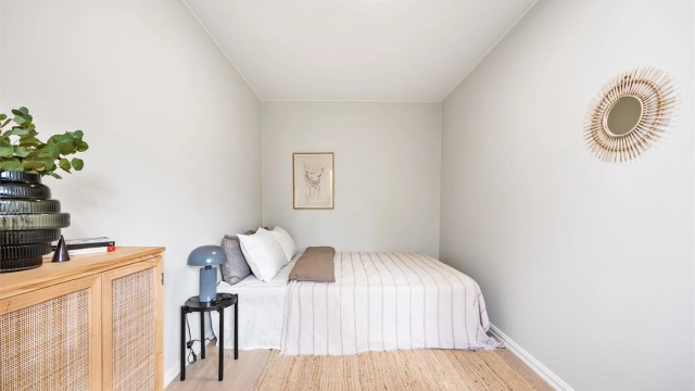 Rommet har slette, malte flater og lun atmosfære.