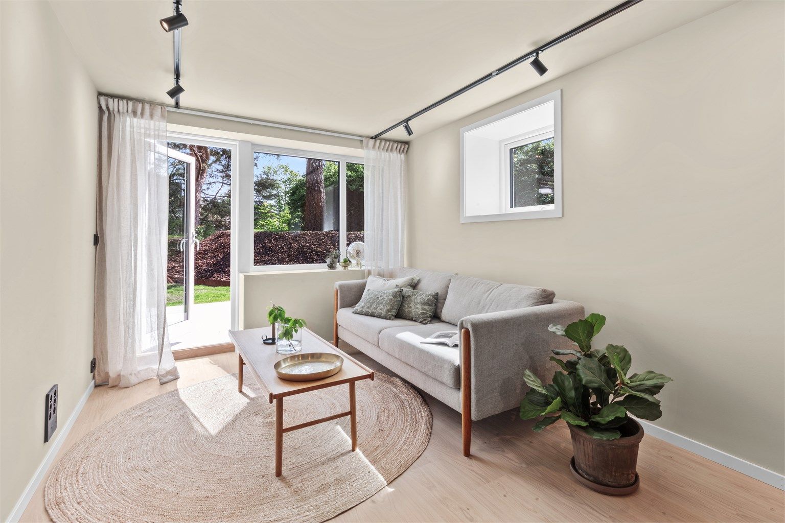 Det er også plass til sofagruppe, tv-seksjon og tilhørende møblement. 