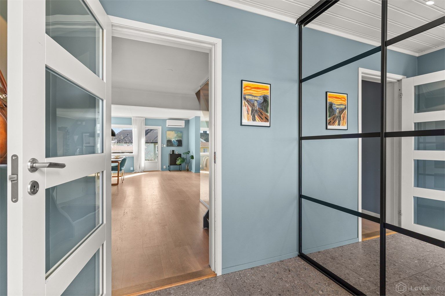 Entré med gulvfliser med varmekabler, lagt nytt i 2021. Praktisk skyvedørsgarderobe og elektronisk kodelås på ytterdøren