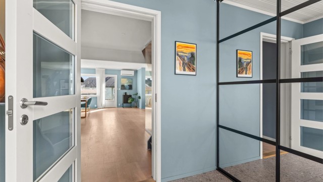 Entré med gulvfliser med varmekabler, lagt nytt i 2021. Praktisk skyvedørsgarderobe og elektronisk kodelås på ytterdøren