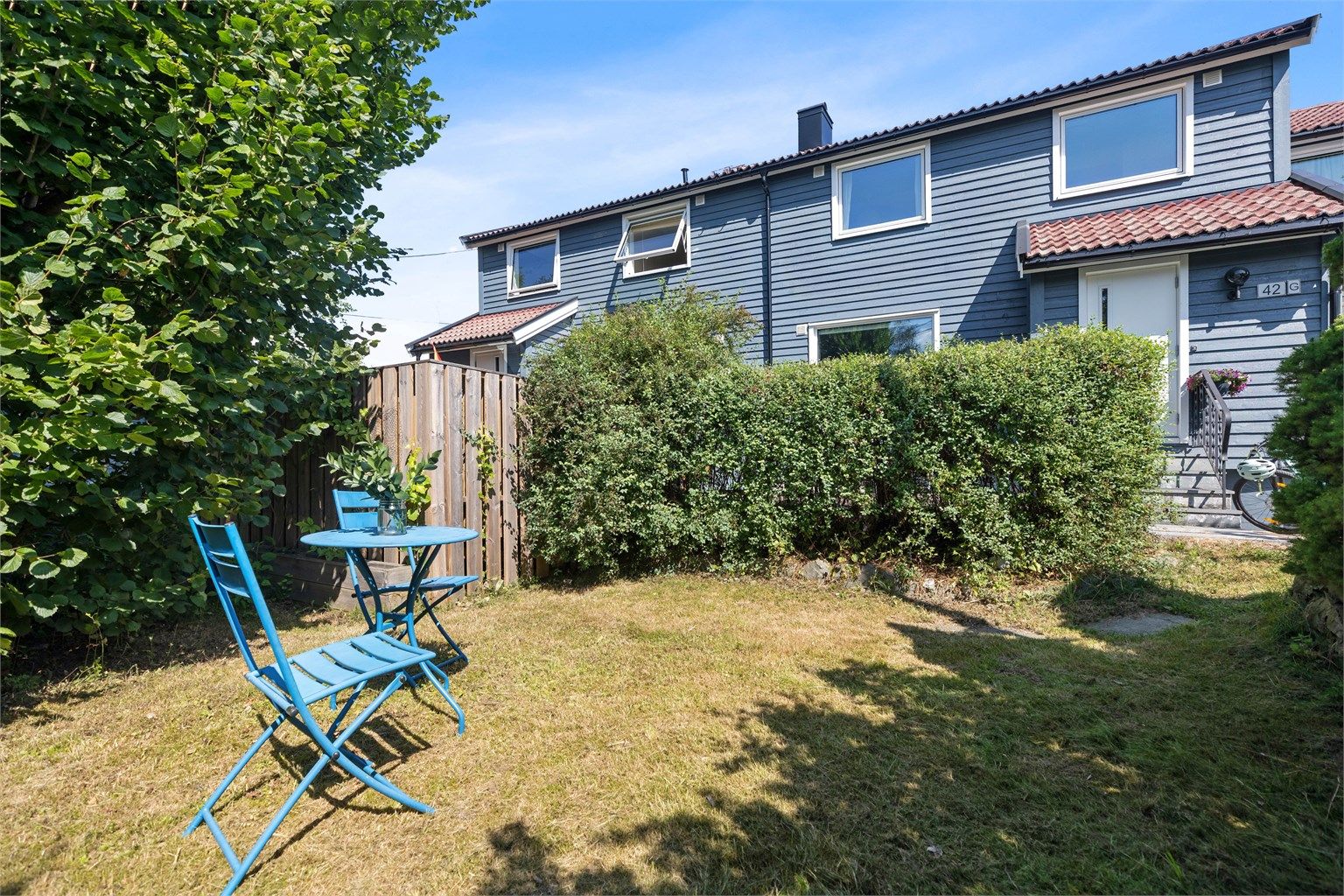 På framsiden av boligen er det en usjenert hage, samt en vestvendt markterrasse ved inngangspartiet.