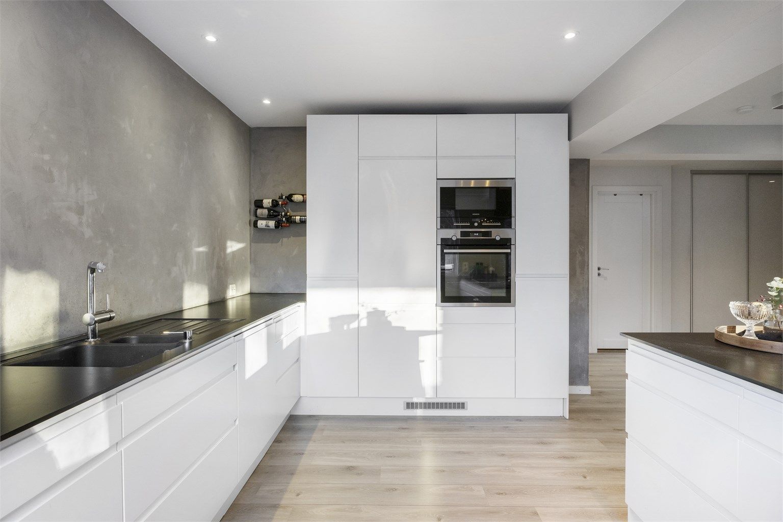 Integrert hvitevarer medfølger: Oppvaskmaskin, stekeovn, mikrobølgeovn og kjøleskap med frysedel.