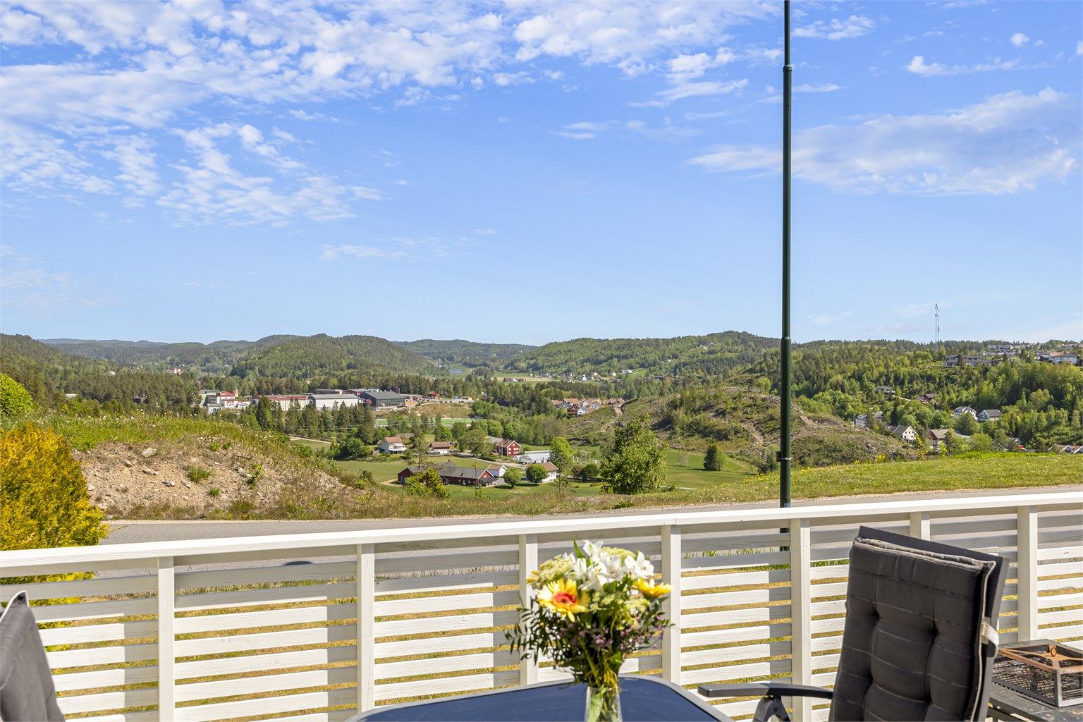 Nydelig utsikt hvor man kan skimte Nidelva to steder i sikten.