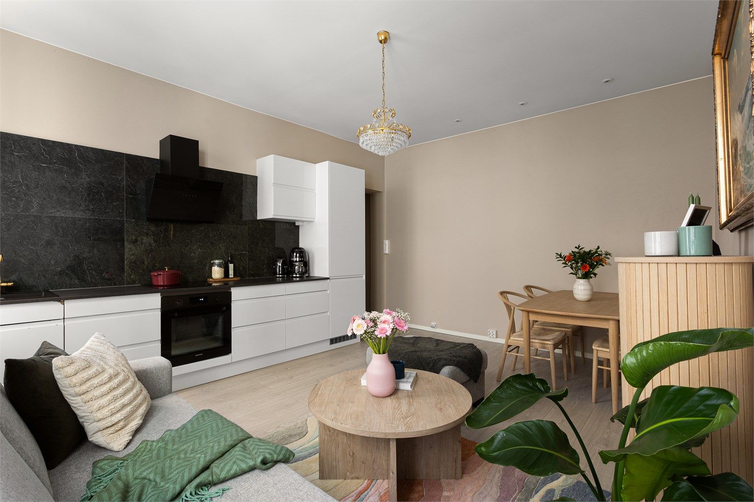 En lekker og innbydende 3-roms selveierleilighet med moderne og funksjonelle detaljer. 