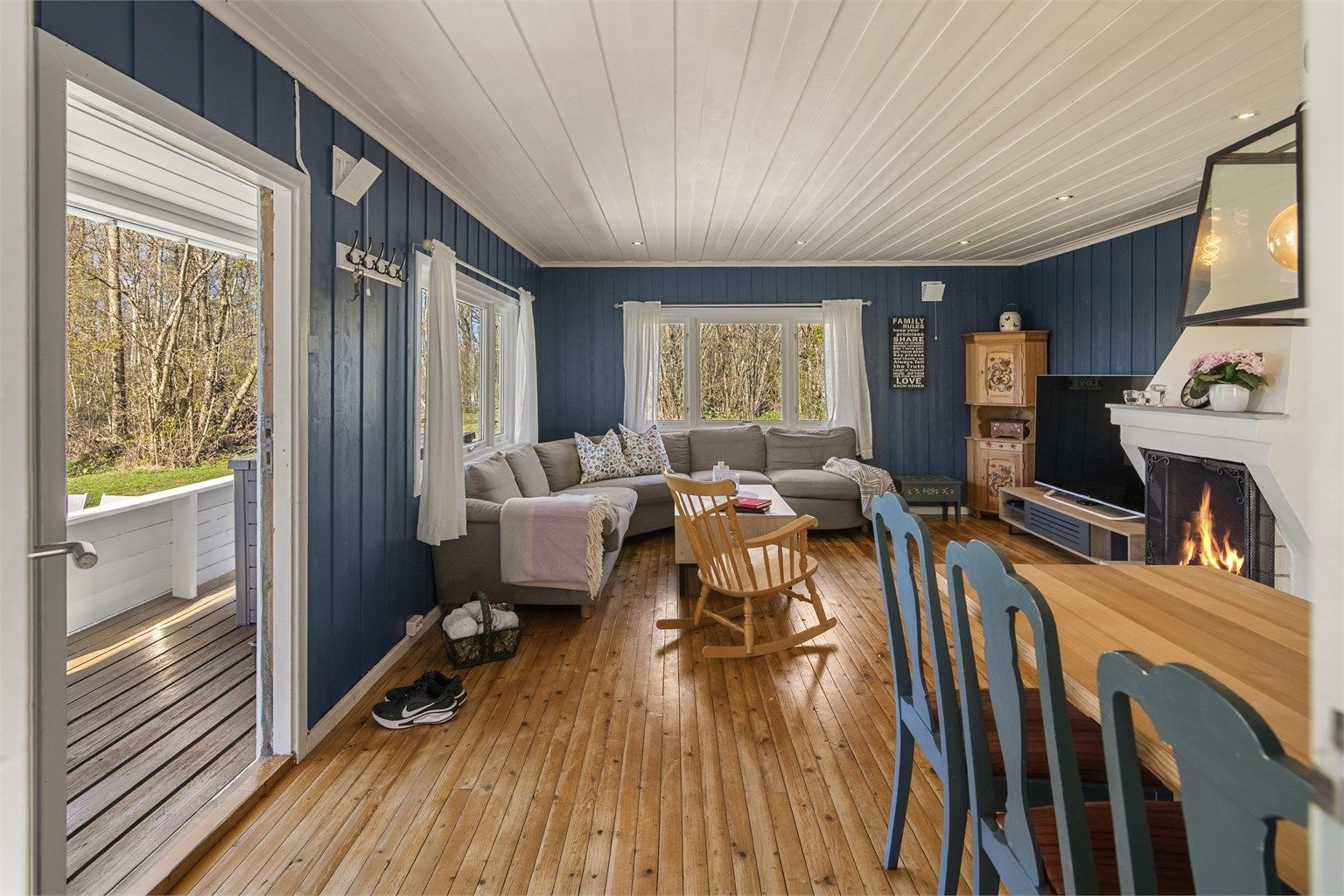 Fra stuen er det direkte utgang til den store, delvis overbygde terrassen og hagen.