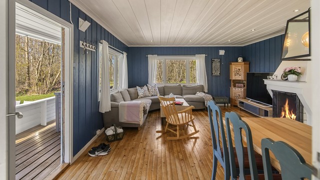 Fra stuen er det direkte utgang til den store, delvis overbygde terrassen og hagen.