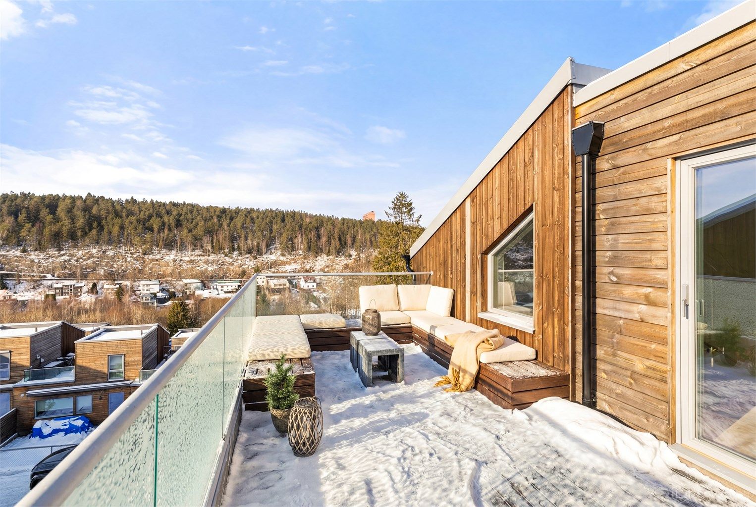 Her oppe kan du nyte utsikten over nærområdet og skogen.