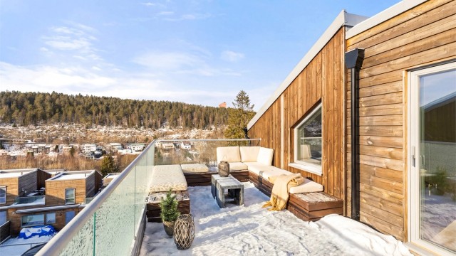 Her oppe kan du nyte utsikten over nærområdet og skogen.