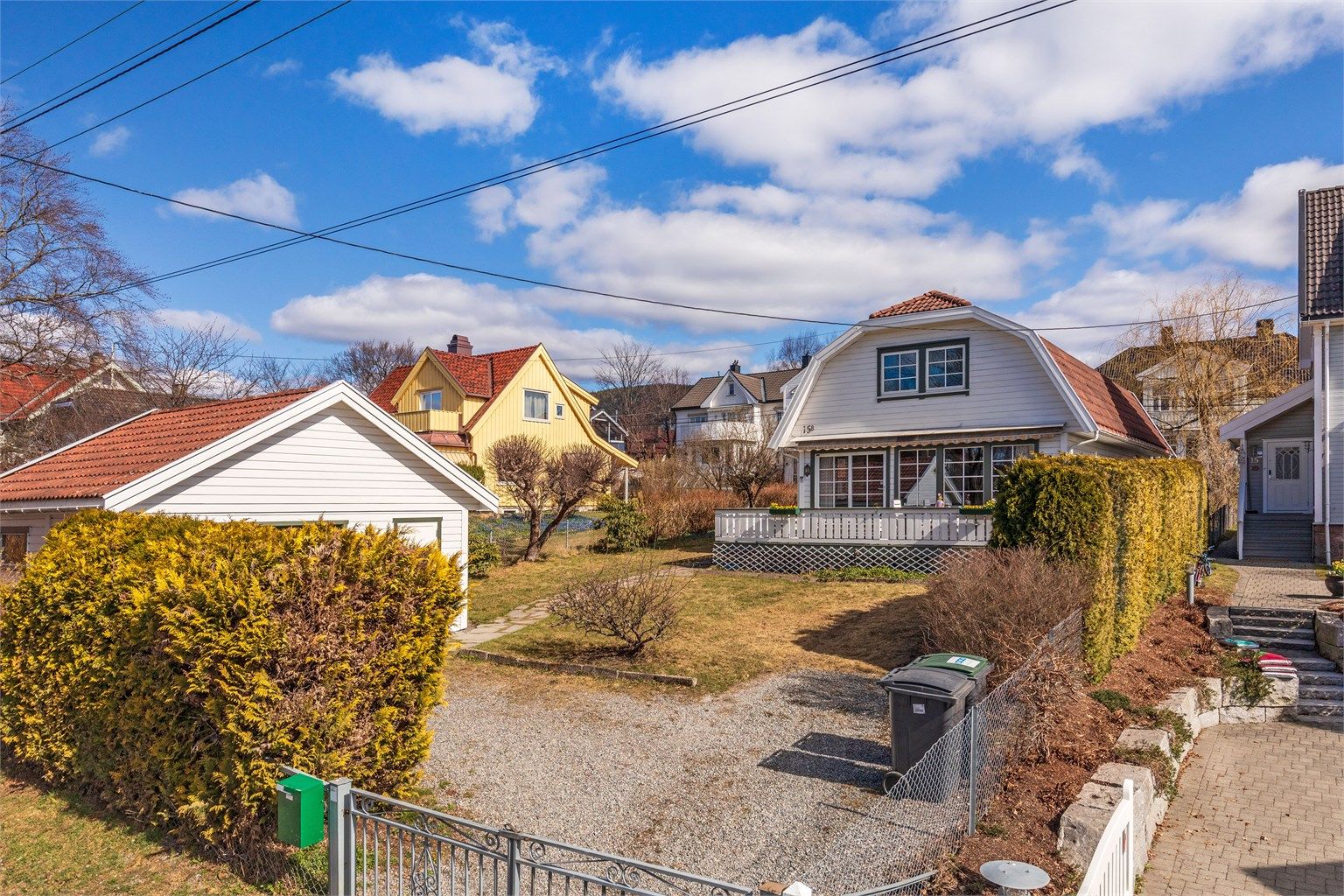 Velkommen til Bjerkealléen 15B! En koselig enebolig med solrik hage. Garasje og god lagringsplass