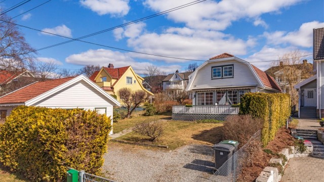 Velkommen til Bjerkealléen 15B! En koselig enebolig med solrik hage. Garasje og god lagringsplass