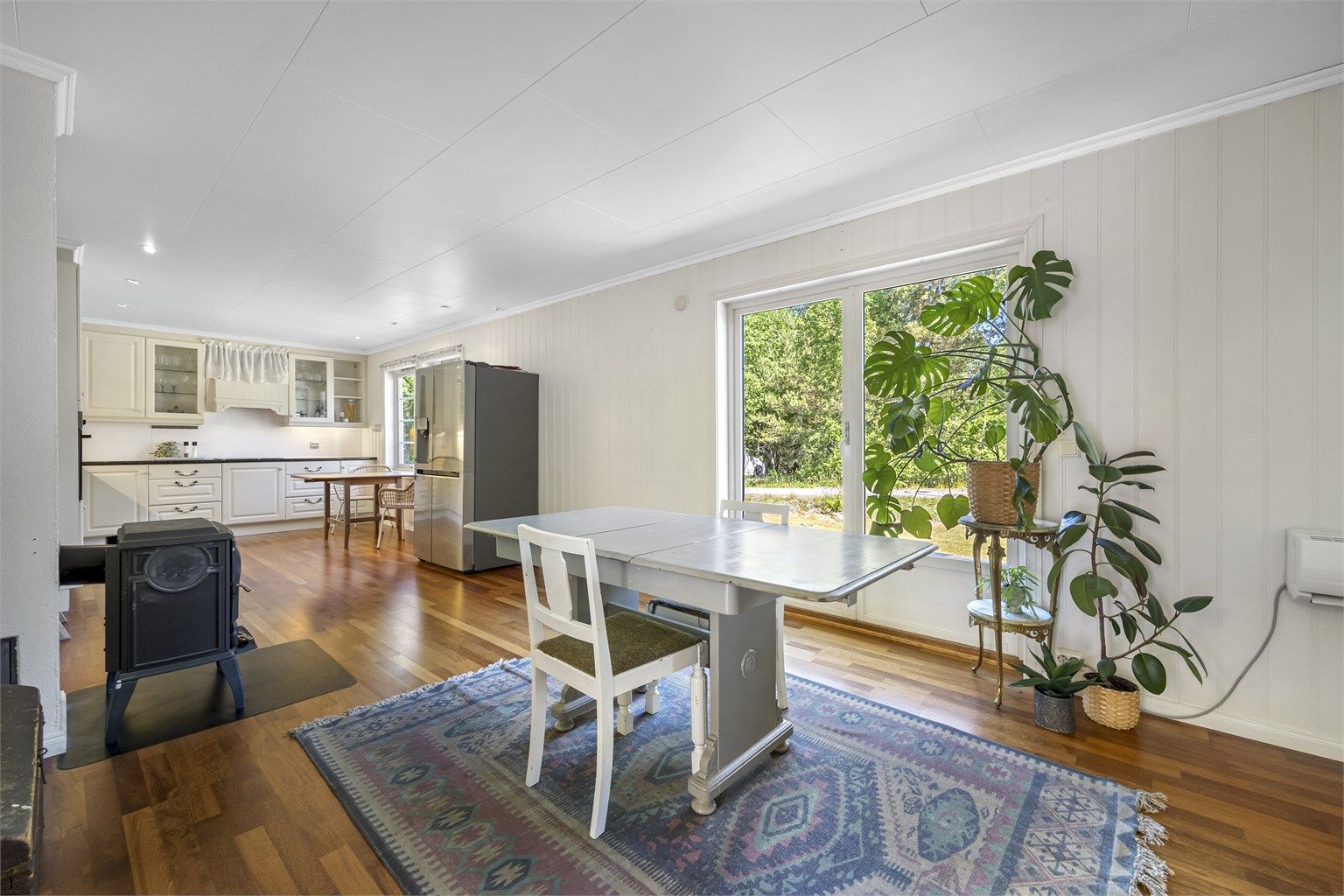 Åpen stue / kjøkken løsning som gir lys og god romfølelse 