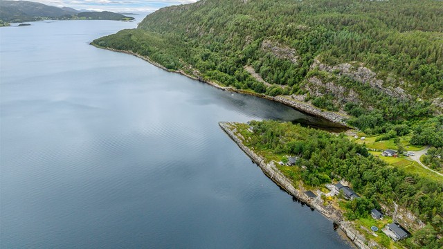 Råkvåg sentrum ligger kun ca. 8 minutter med bil fra eiendommen, og her finner du dagligvarebutikk, kafé, restaurant og øvrige servicetilbud.