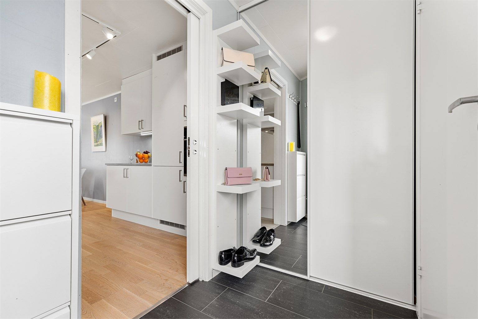 Boligens entré/gang har praktisk skyvedørsgarderobe for oppbevaring av ytterklær og sko, eget skoskap er det også plass til. Flislagt gulv med vannbåren varm i er supert når det er litt fuktig ute