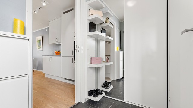 Boligens entré/gang har praktisk skyvedørsgarderobe for oppbevaring av ytterklær og sko, eget skoskap er det også plass til. Flislagt gulv med vannbåren varm i er supert når det er litt fuktig ute