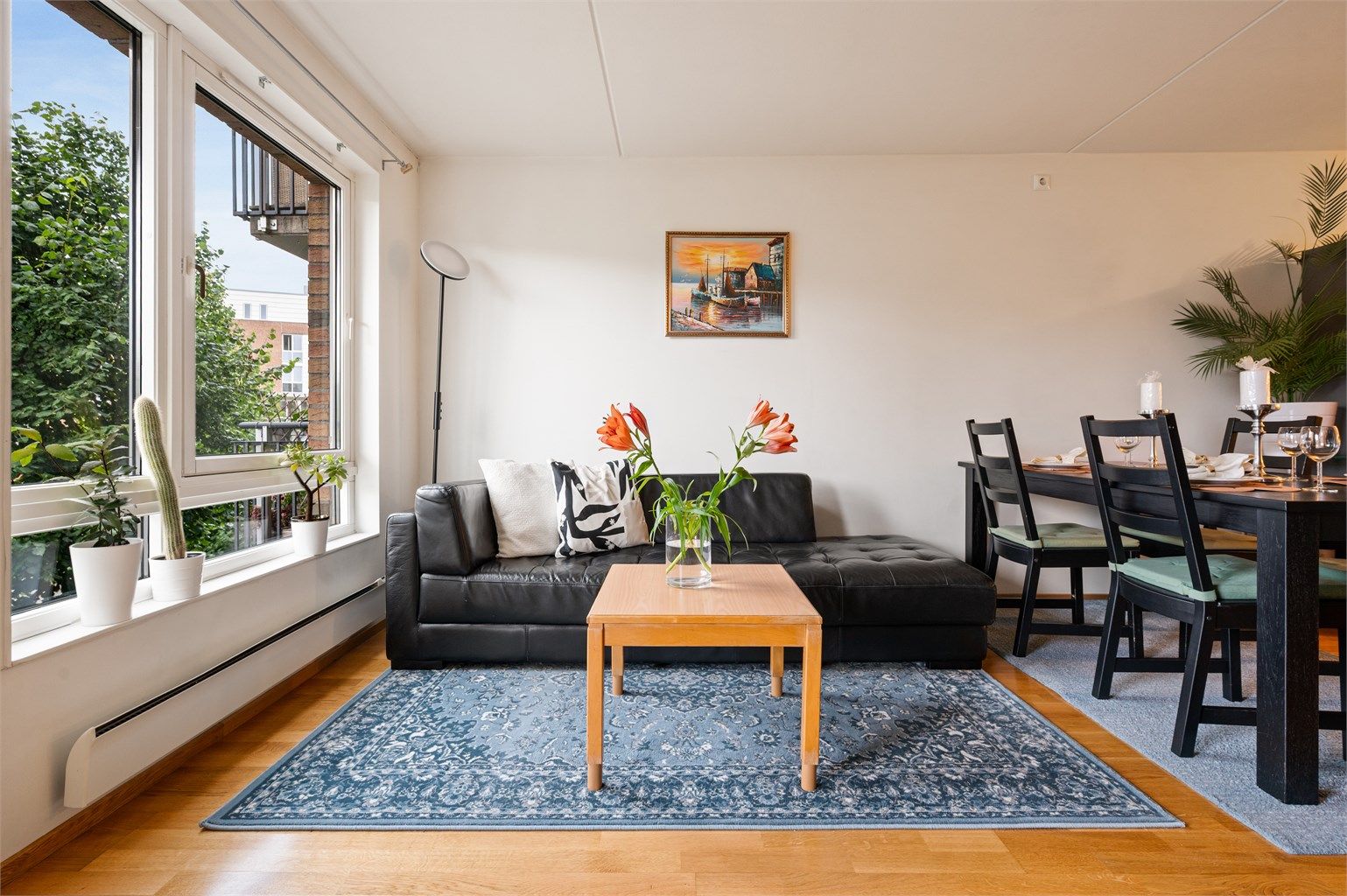 Det er store vindusflater som slipper inn rikelig med lys og skaper en lys og luftig atmosfære i stuen.