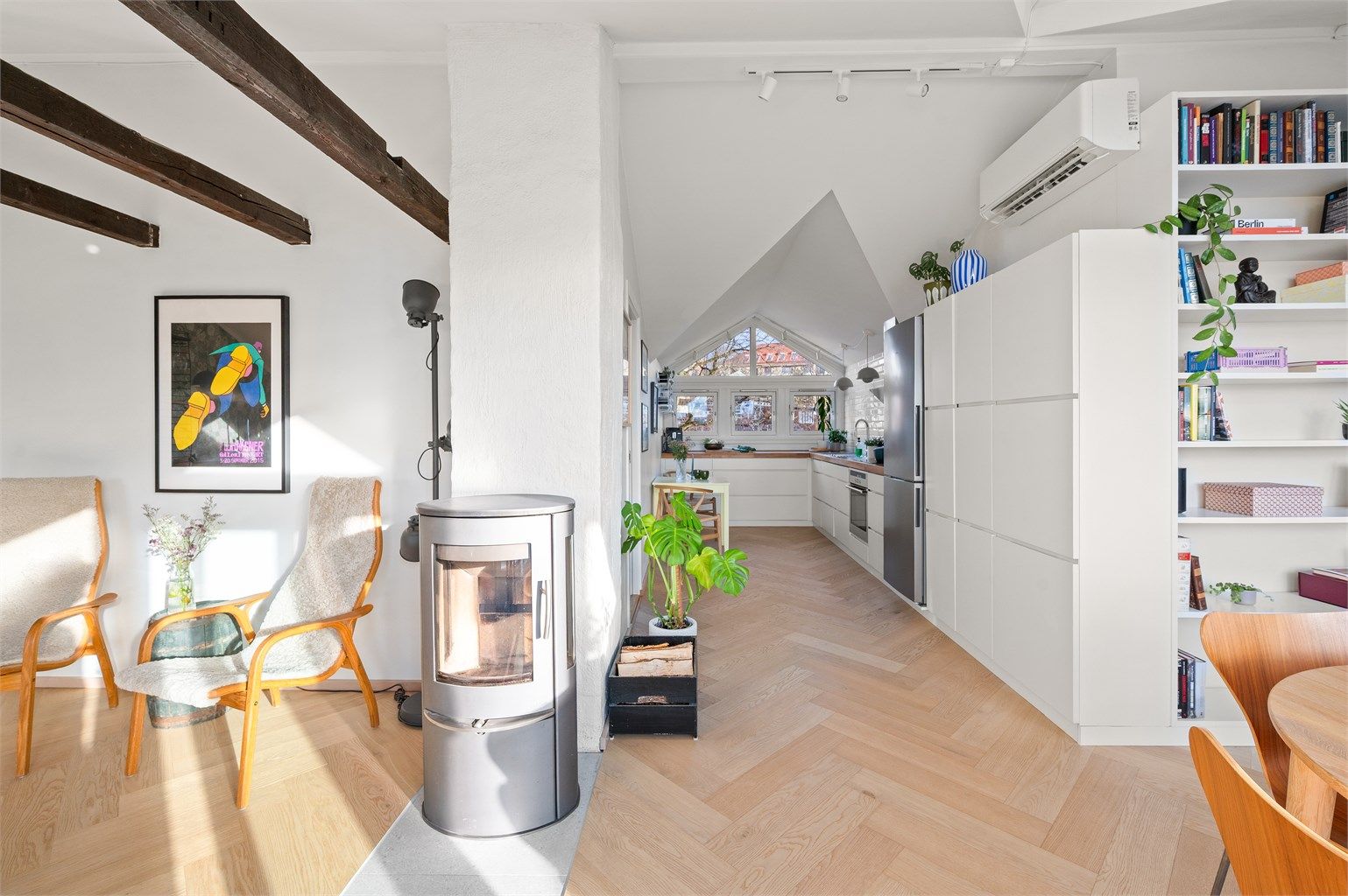 Kjøkkenet er praktisk plassert i forlengelsen av stuen, med rikelig skapplass.