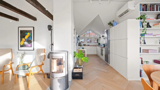 Kjøkkenet er praktisk plassert i forlengelsen av stuen, med rikelig skapplass.