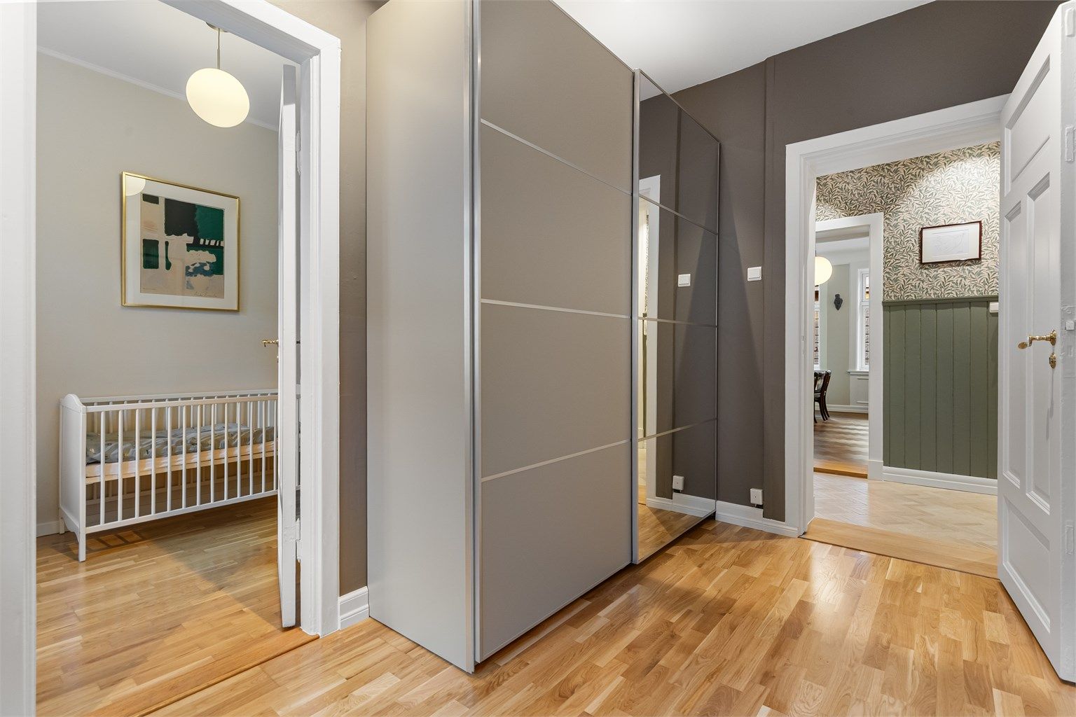 En romslig skyvedørsgarderobe med speilfronter gir rikelig med oppbevaringsplass.