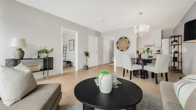 Åpen kjøkken- og stueløsning med sofaområde samt spiseplass.