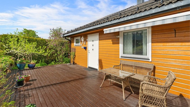 I følge selger nyter eiendommen av solgang fra ca. kl. 08:00 - 20:30 på sommerstid.