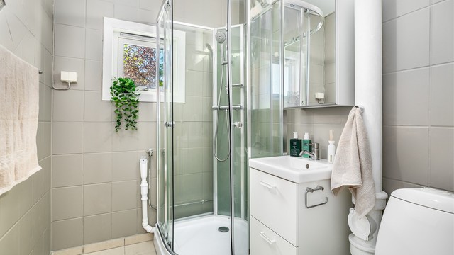 Badet ble i 2023 malt og samtidig oppgradert med nye møbler og nytt dusjkabinett. Ytterligere fornyelse av badet bør påregnes på sikt.