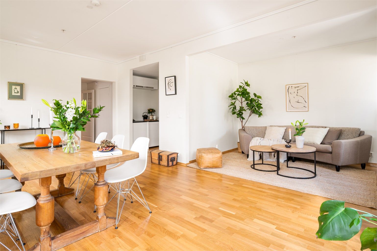 I tillegg til mye oppbevaringsplass i boligen disponerer leiligheten en kjellerbod på 5 kvm med heisadkomst.