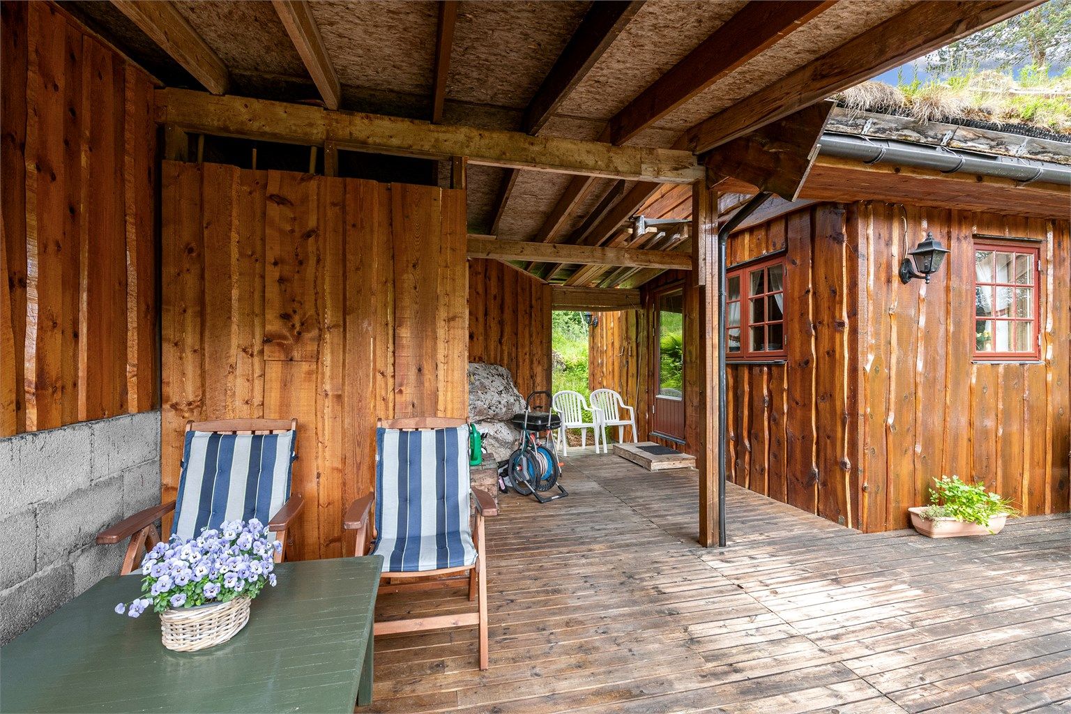 En lun og usjenert krok på terrassen, med ly for vær og vind.