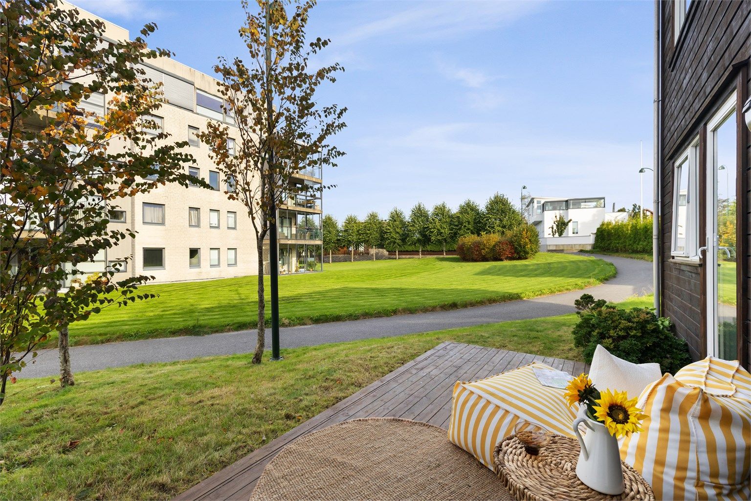 Boligen ligger i et etablert og rolig boligstrøk på Gausel. Nabolaget kjennetegnes av trygge og barnevennlige omgivelser med interne gangveier og lite gjennomgangstrafikk.
Foto: Marianne Lyse. 