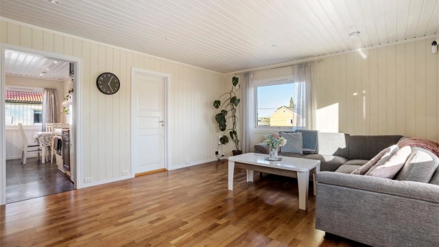 Fra stuen er det delvis åpen forbindelse inn mot kjøkkenet.