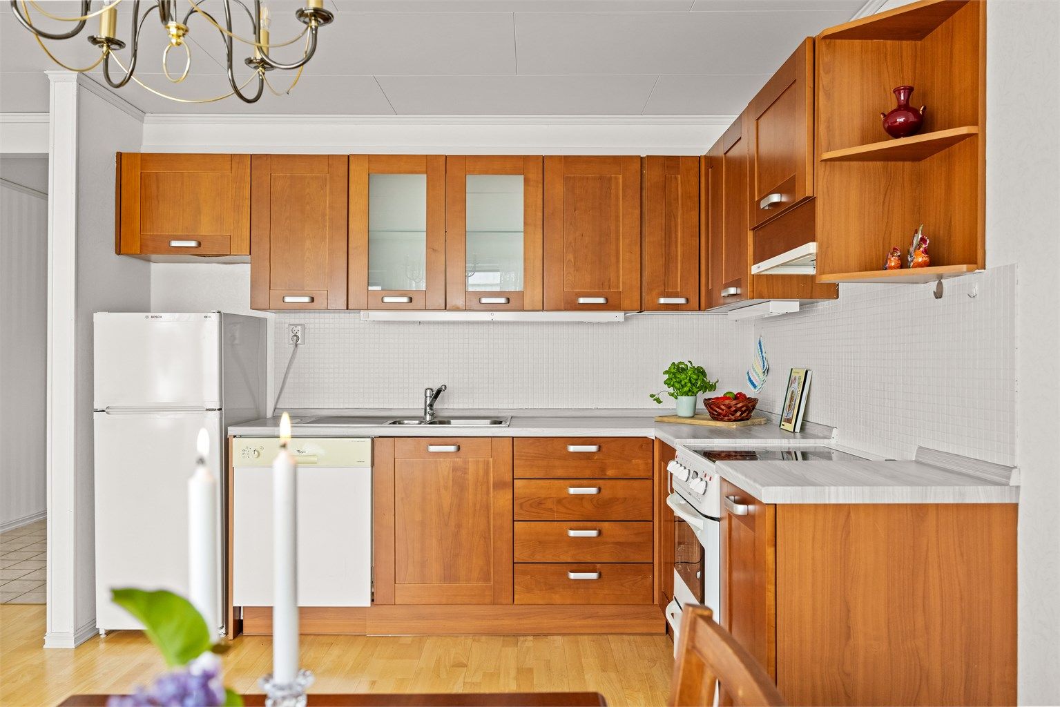Kjøkkeninnredning fra byggeåret med slette fronter og laminert benkeplate.