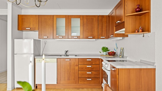 Kjøkkeninnredning fra byggeåret med slette fronter og laminert benkeplate.