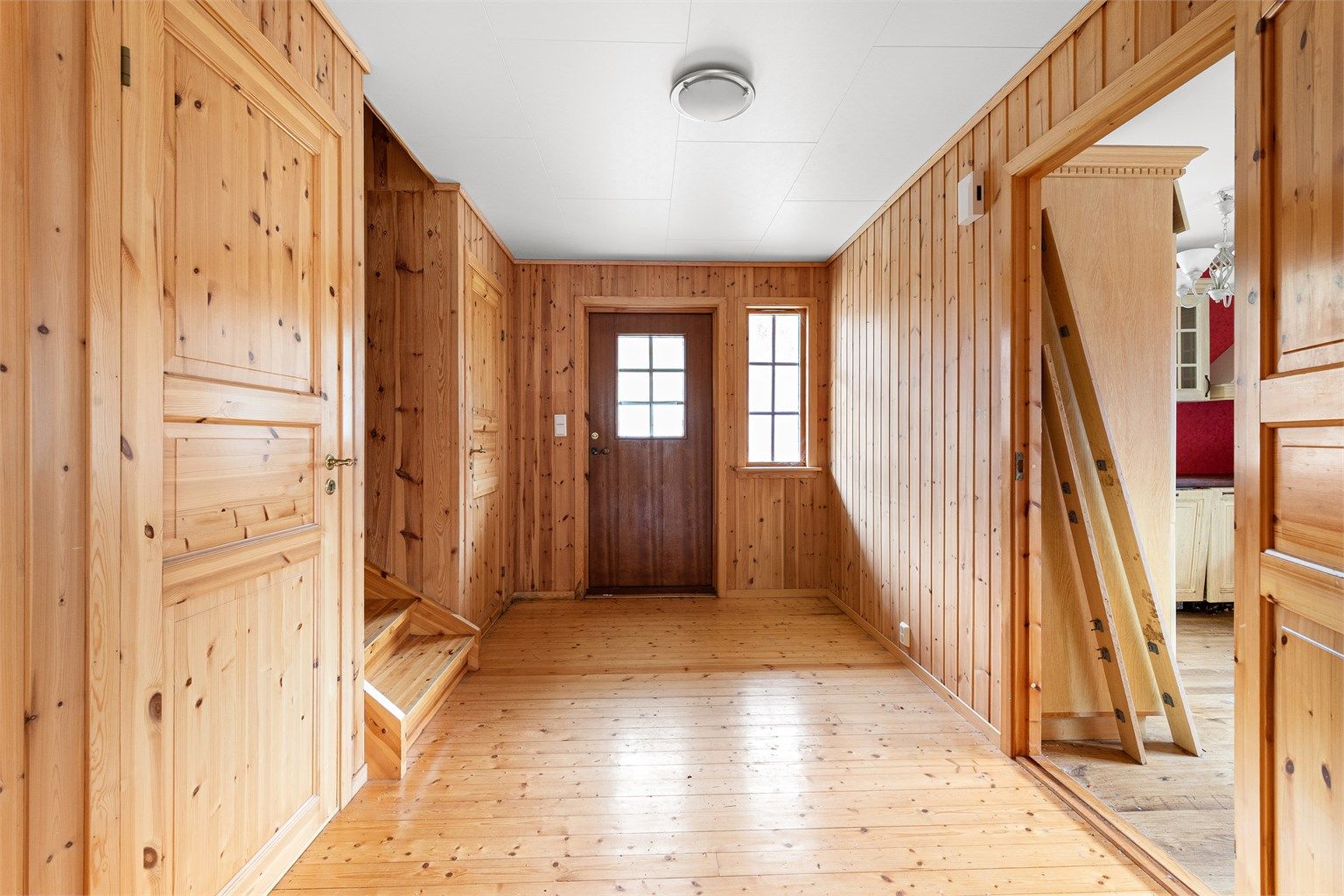 Romslig entré med tilgang til etasjens øvrige rom.