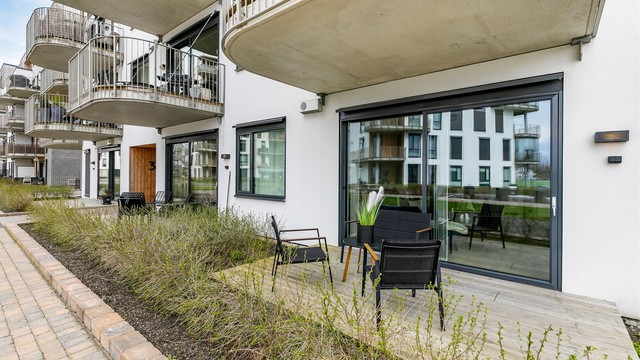 Ute på terrassen sitter du omgitt av sameiets parkmessige grøntarealer, vendt mot ettermiddags- og kveldssolen sommerstid.