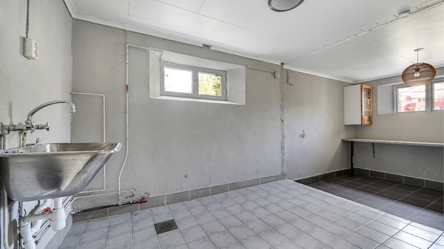 Stort vaskerom i underetasjen med utslagsvask, opplegg for vaskemaskin.