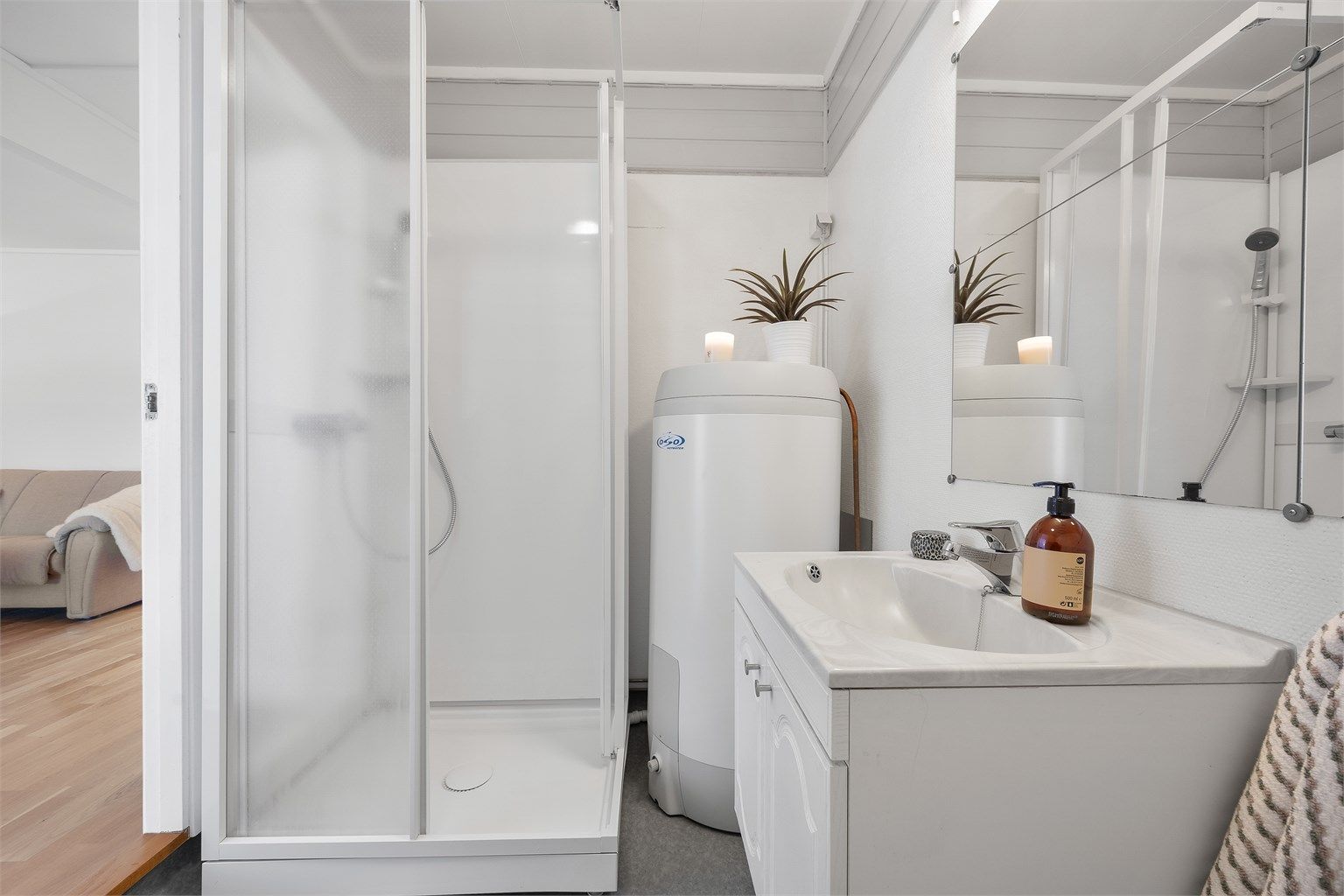 I underetasjen finnes et praktisk vaskerom med dusj, servant og toalett.