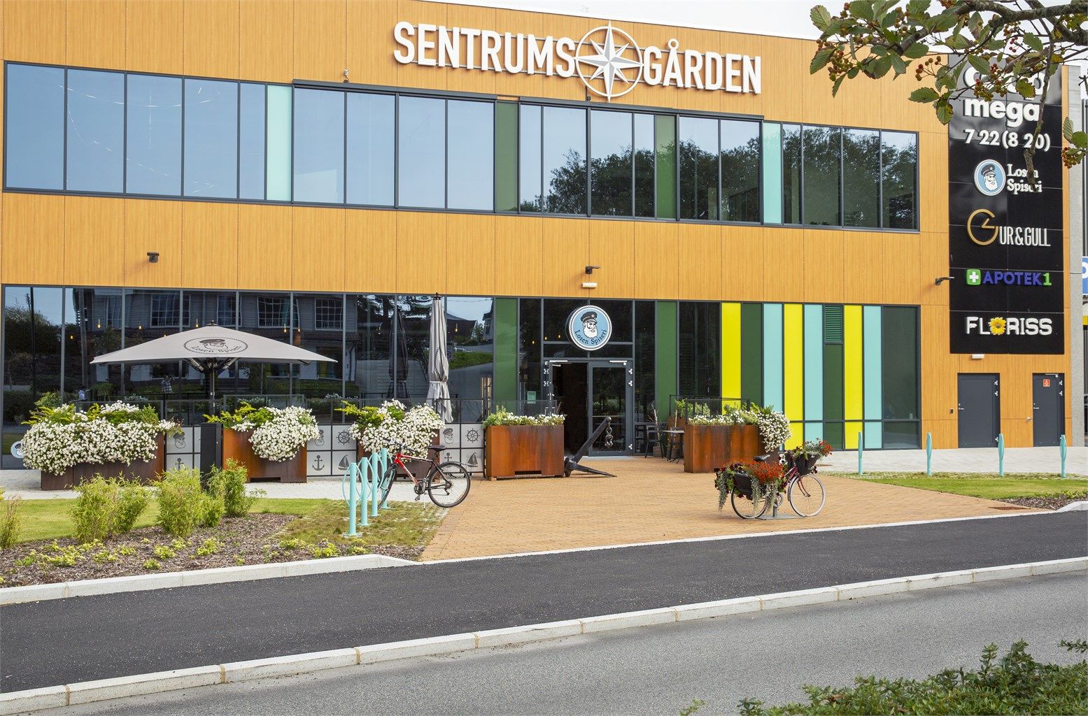Tananger sentrum og AMFI Madla er kun en kort kjøretur unna.