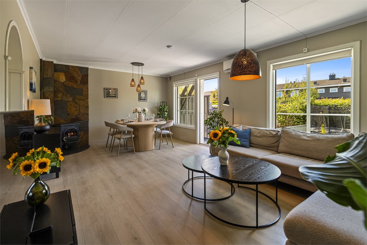 Fra stuen er det direkte utgang til en stor og skjermet terrasse.