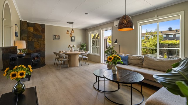 Fra stuen er det direkte utgang til en stor og skjermet terrasse.