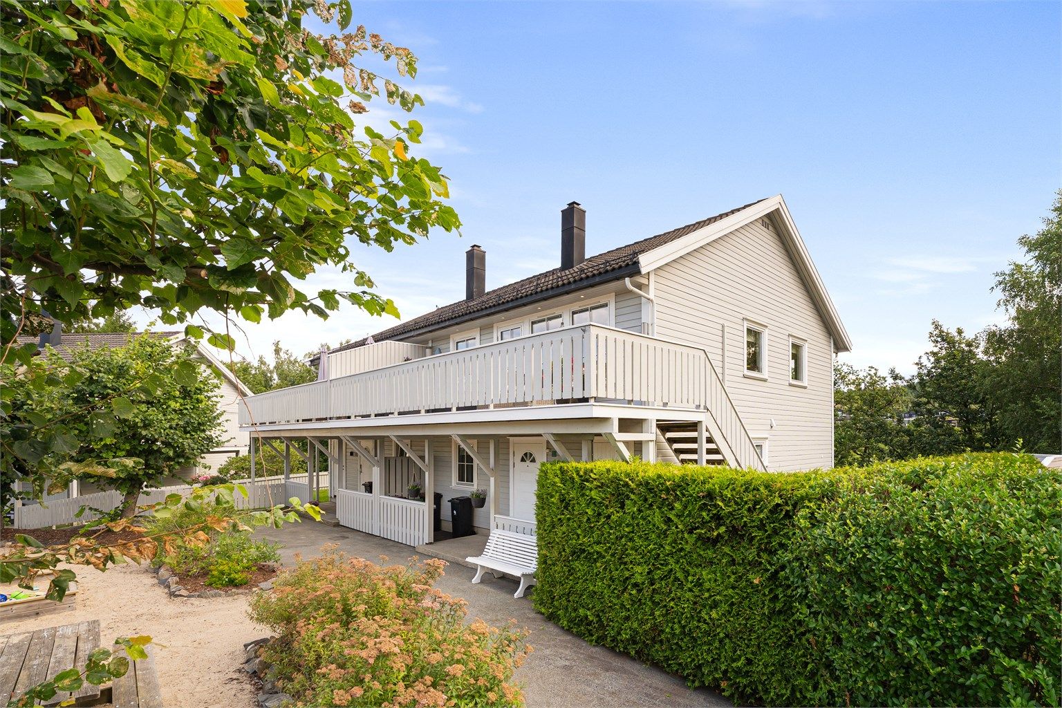 Krogsveen v/Azra Hadzic har gleden av å presentere Grovikveien 117 - en innholdsrik tomannsbolig beliggende i blindvei i et barnevennlig og attraktivt område. 