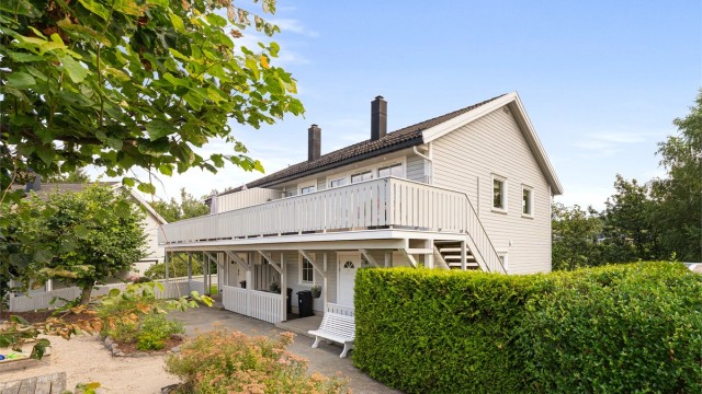 Krogsveen v/Azra Hadzic har gleden av å presentere Grovikveien 117 - en innholdsrik tomannsbolig beliggende i blindvei i et barnevennlig og attraktivt område.