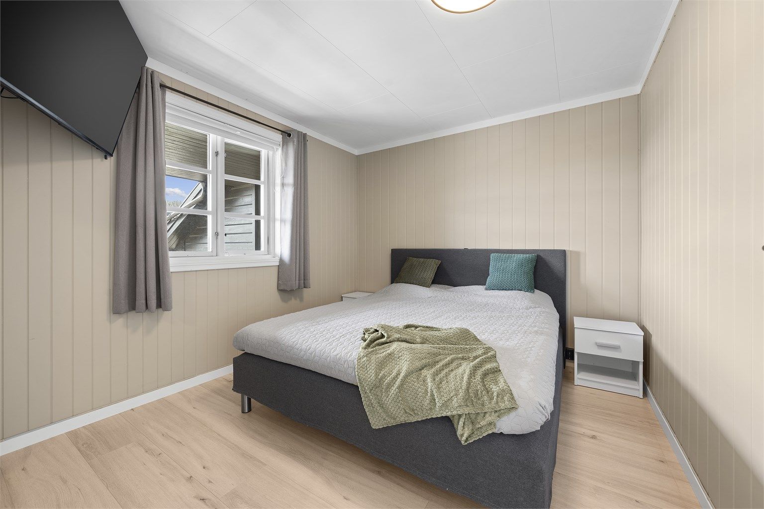 Hovedsoverom med walk-in closet. 