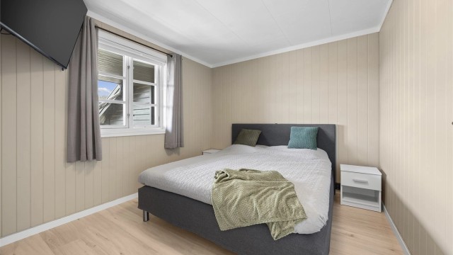 Hovedsoverom med walk-in closet.