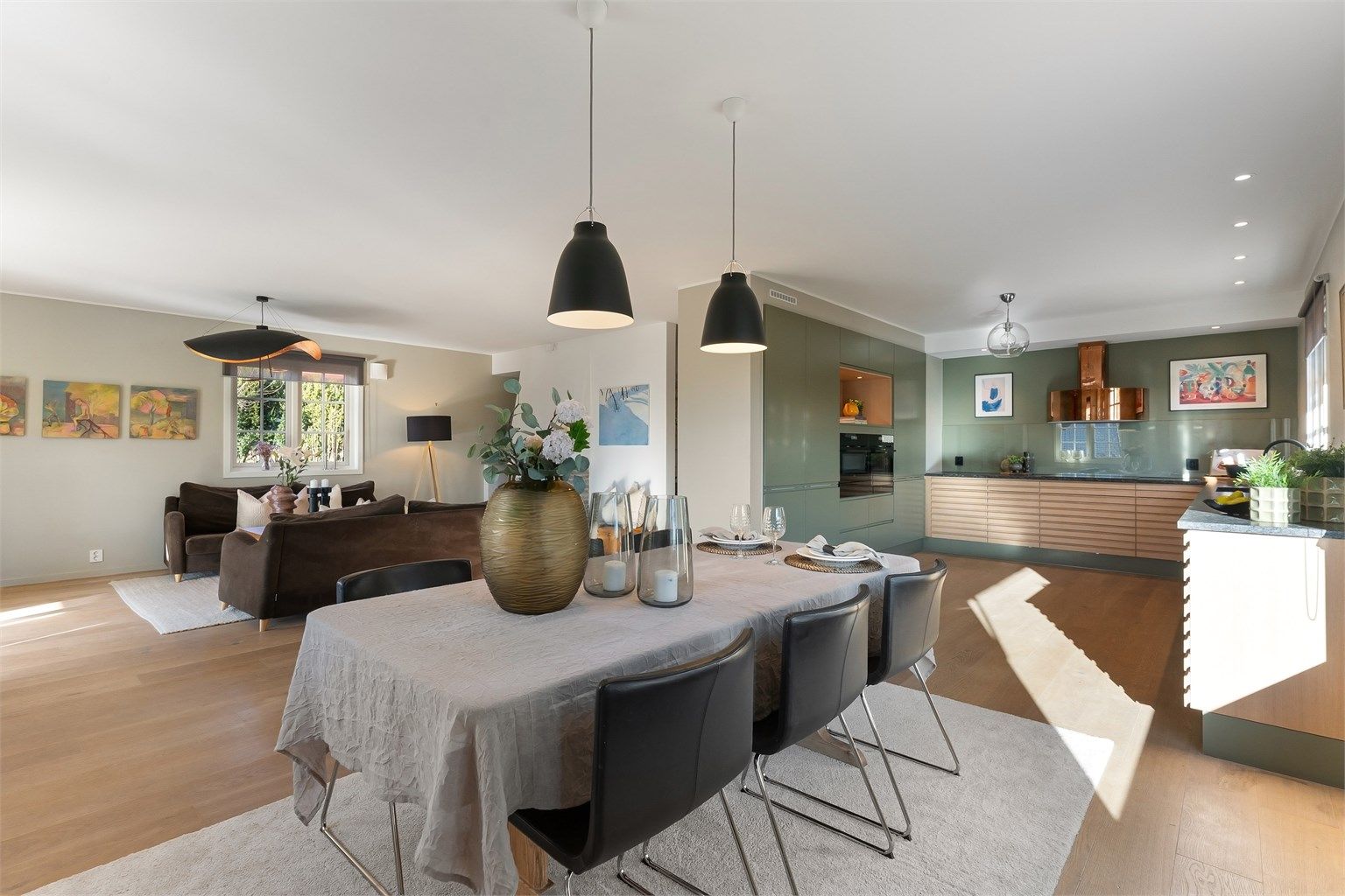 Det er elektrisk gulvvarme i øvrige rom i 1. etasje og hele underetasjen