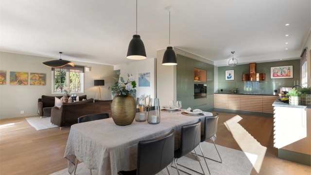 Det er elektrisk gulvvarme i øvrige rom i 1. etasje og hele underetasjen