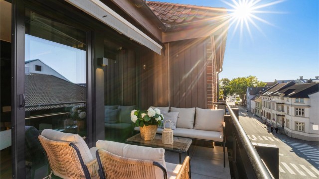 Krogsveen har gleden av å presentere Kronprinsens gate 10 - en lekker 3-roms selveier som er totalrenovert i 2024 med fast p-plass i garasjeanlegg og el-bil lader.