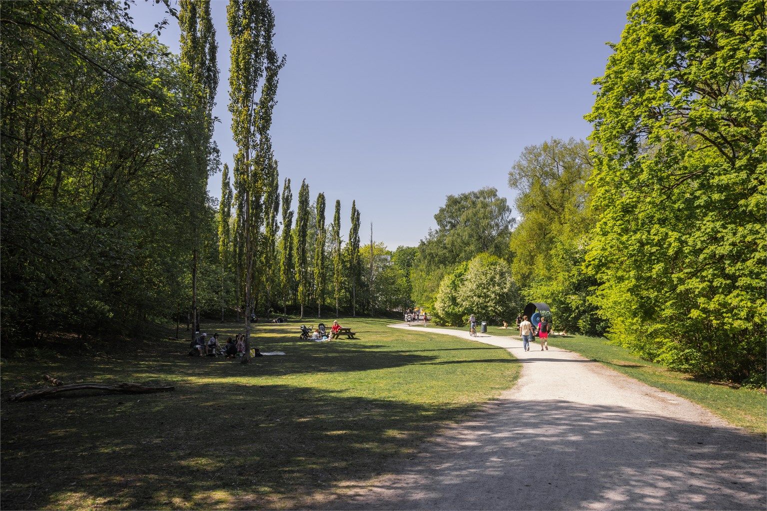 Flere populære parker som Svartdalsparken og Vålerengaparken ligger i kort avstand fra boligen.